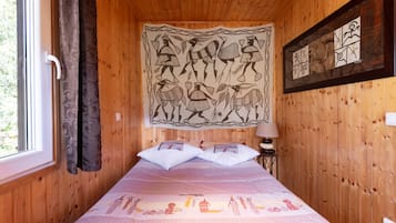 2 habitaciones y tabla de planchar con plancha