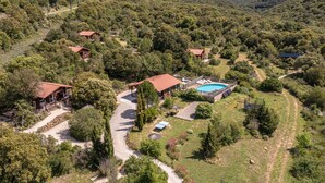 A secluded property with multiple cabins, a swimming pool, and a well-maintained garden. - Chalet 'Afrique' with Mountain Views, Shared Pool and Private Terrace (Rouffiac-des-Corbières)