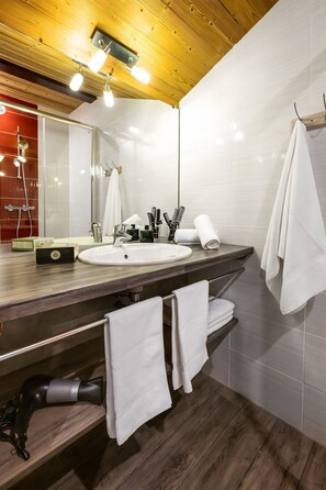 Dusche, Haartrockner, Handtücher