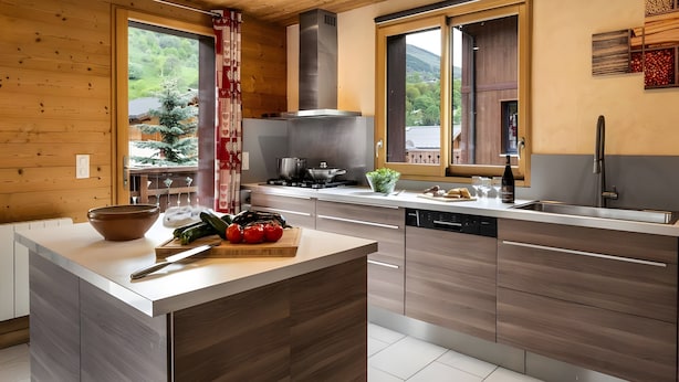 Eine moderne Küche mit Holzausstattung, einer zentralen Kochinsel und Blick ins Freie.