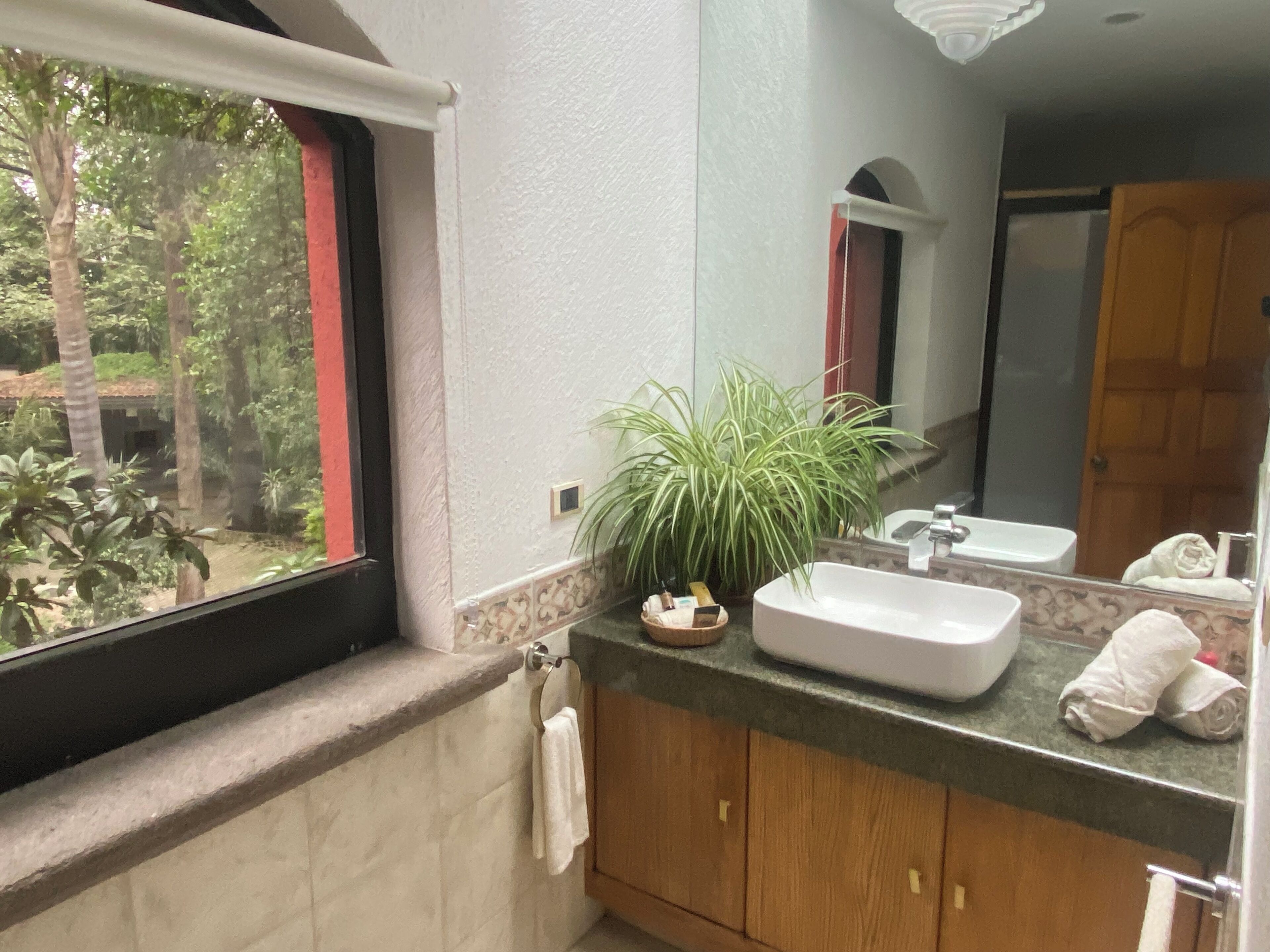 Douche, baignoire à jets, sèche-cheveux, serviettes fournies