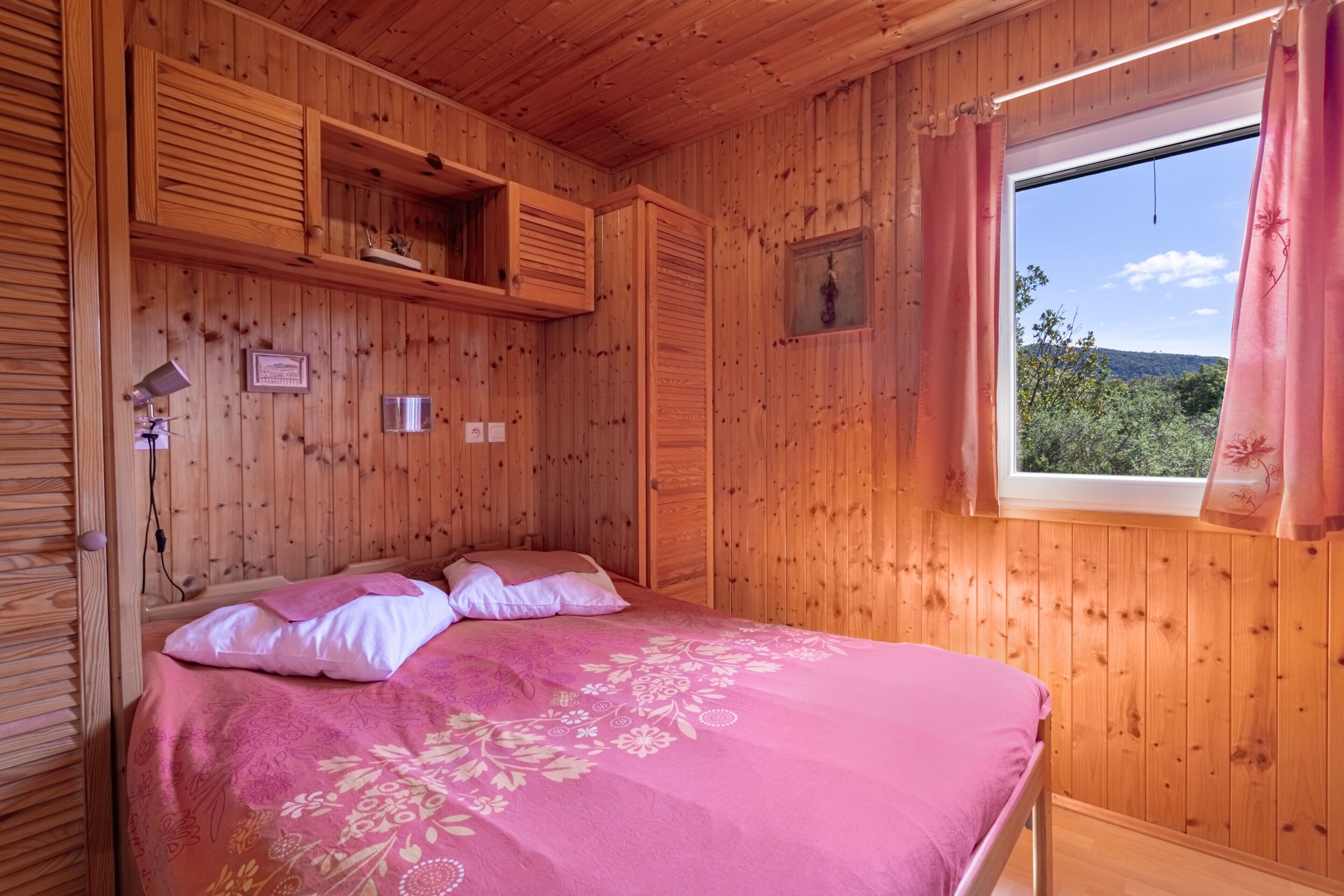 2 slaapkamers, een strijkplank/strijkijzer