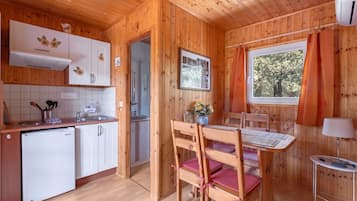 Fridge, oven, stovetop, coffee/tea maker
