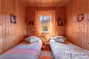 2 dormitorios y tabla de planchar con plancha