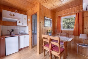 Jääkaappi, uuni, liesi, kahvin-/teenkeitin