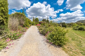 Property grounds - Chalet 'Canada' with Mountain Views, Shared Pool and Private Garden (Rouffiac-des-Corbières)