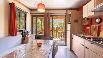 Fridge, oven, stovetop, coffee/tea maker