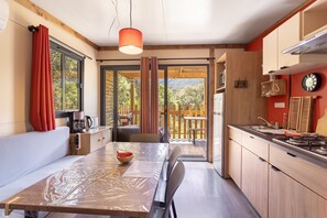 Fridge, oven, stovetop, coffee/tea maker