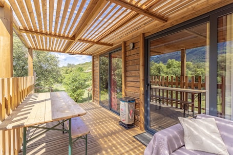 屋外ダイニングエリア. Chalet 'Canada' with Mountain Views, Shared Pool and Private Garden