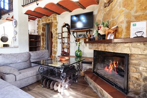 TV, fireplace, ping pong - Country House 'Casa El Tío Patricio' with Lake View, Private Pool and Wi-Fi (Montillana)