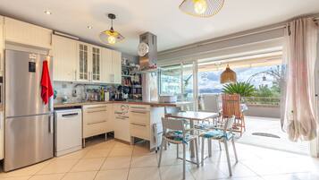 Frigorífico, microondas, horno y placa de cocina