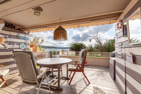 Outdoor dining. On the beach apartment with sea view, Wi-Fi and air conditioning