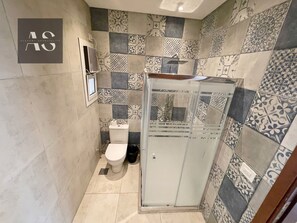 Luxe appartement | Badkamer | Een douche, handdoeken, zeep, shampoo