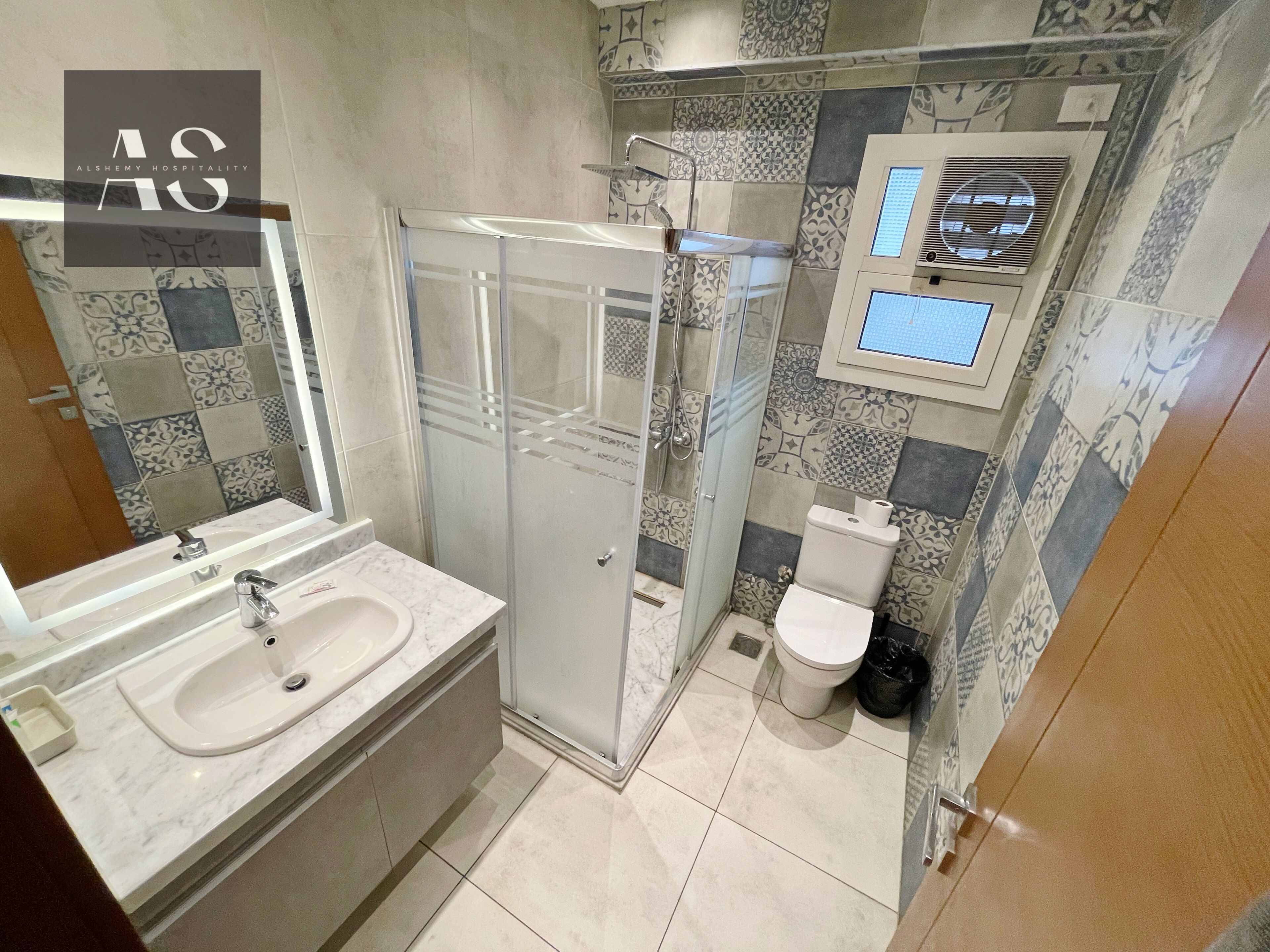 Deluxe Apartment | Bilik Mandi | Pancuran mandi, tuala disediakan, sabun, syampu 