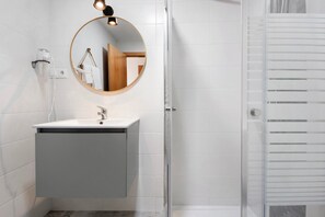 Dusche, Haartrockner, Handtücher