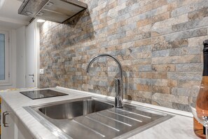 Jääkaappi, mikroaaltouuni, liesi, kahvin-/teenkeitin