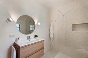 Shower, hair dryer, towels - Vacation Home 'Casa Ino' with Sea View, Private Terrace and Wi-Fi (Punta del Hidalgo)