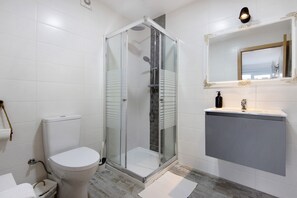 Shower, hair dryer, towels - Room 'Al Katekero - Quarto 102' with Balcony, Wi-Fi and Air Conditioning (Gafanha da Encarnação)