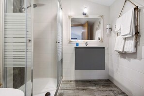 Shower, hair dryer, towels - Room 'Al Katekero - Quarto 201' with Wi-Fi and Air Conditioning (Gafanha da Encarnação)