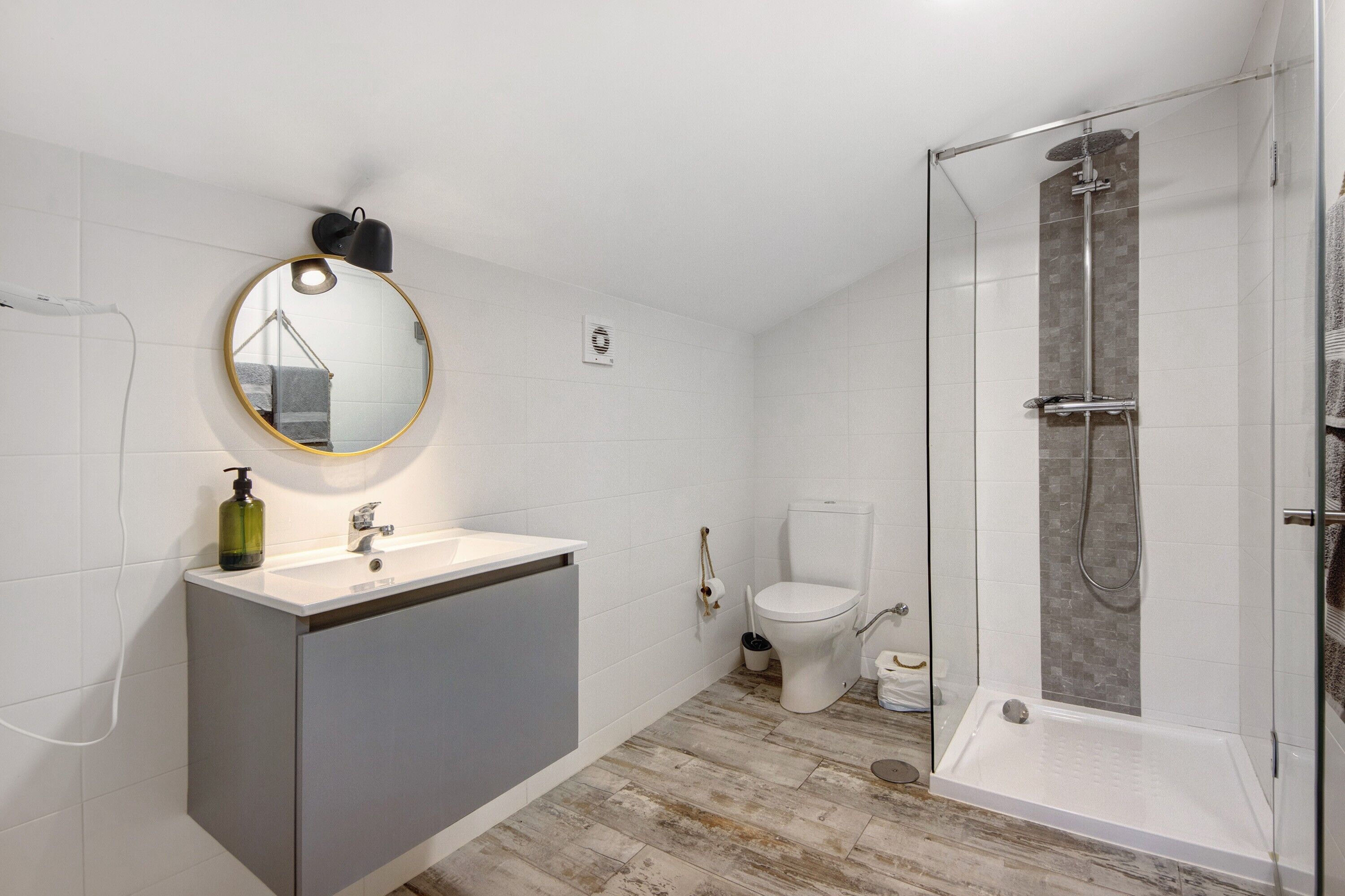 Shower, hair dryer, towels