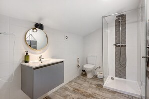 Dusche, Haartrockner, Handtücher