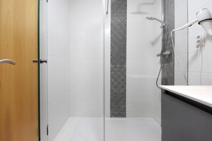 Shower, hair dryer, towels - Room 'Al Katekero - Quarto 203' with Balcony, Wi-Fi and Air Conditioning (Gafanha da Encarnação)