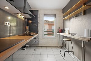 Fridge, microwave, oven, stovetop - Apartment 'Un Havre De Paix, Fréjus' with Shared Garden, Wi-Fi & Air Conditioning (Fréjus)