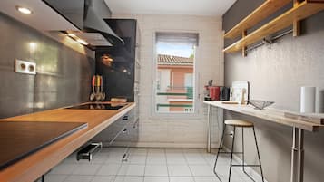 Kylskåp, mikrovågsugn, ugn och spishäll