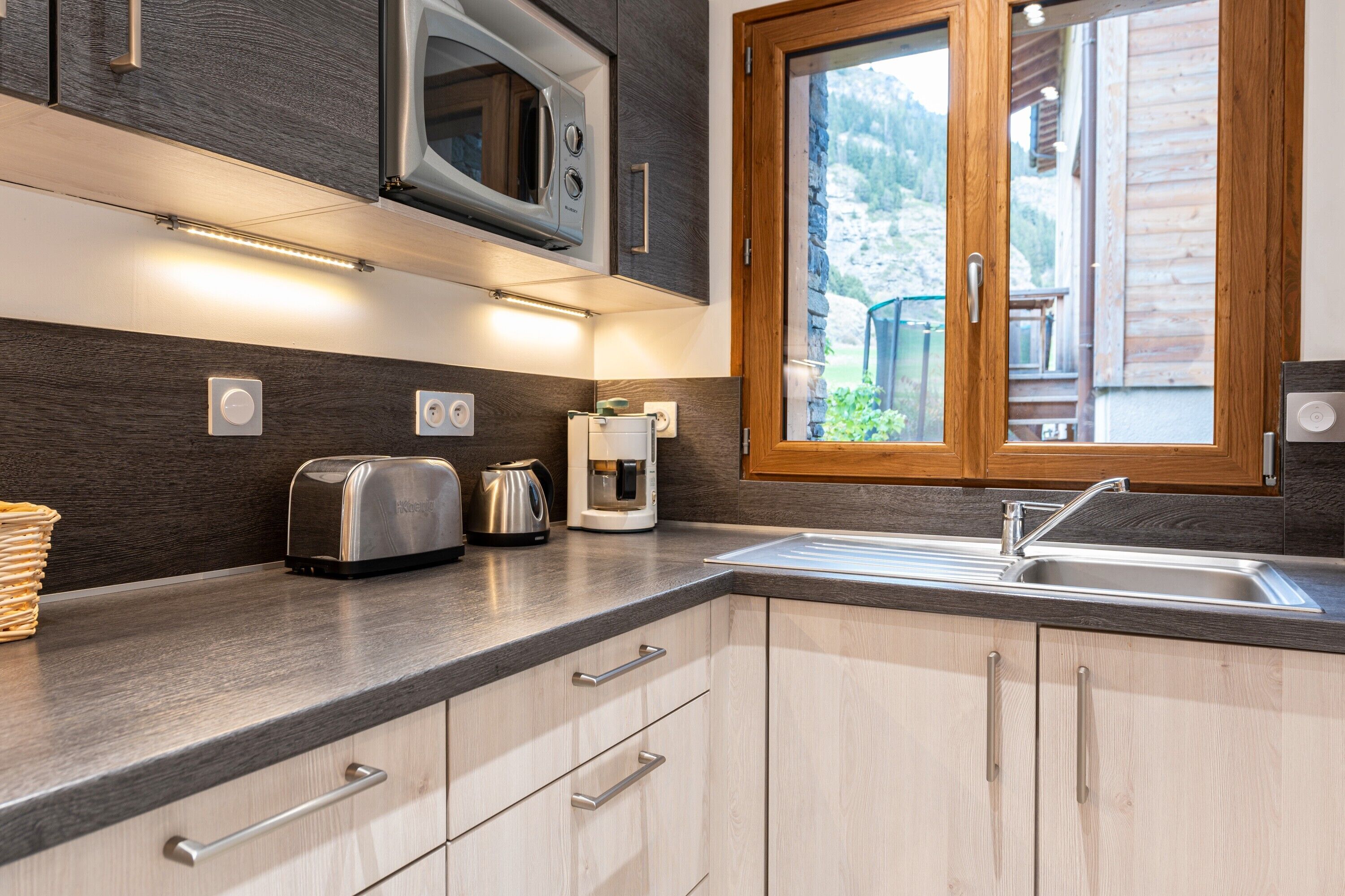 ثلاجة، ميكروويف، موقد طهي مسطح، غسالة أطباق