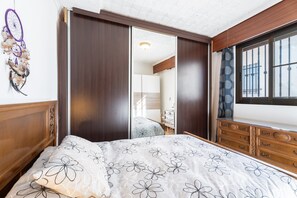 4 makuuhuonetta, silitysrauta/-lauta, ilmainen Wi-Fi, vuodevaatteet