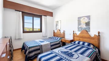 4 bedrooms, iron/ironing board, free WiFi, bed sheets