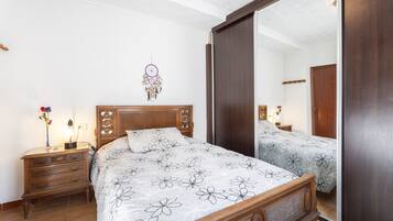 4 slaapkamers, een strijkplank/strijkijzer, gratis wifi, beddengoed