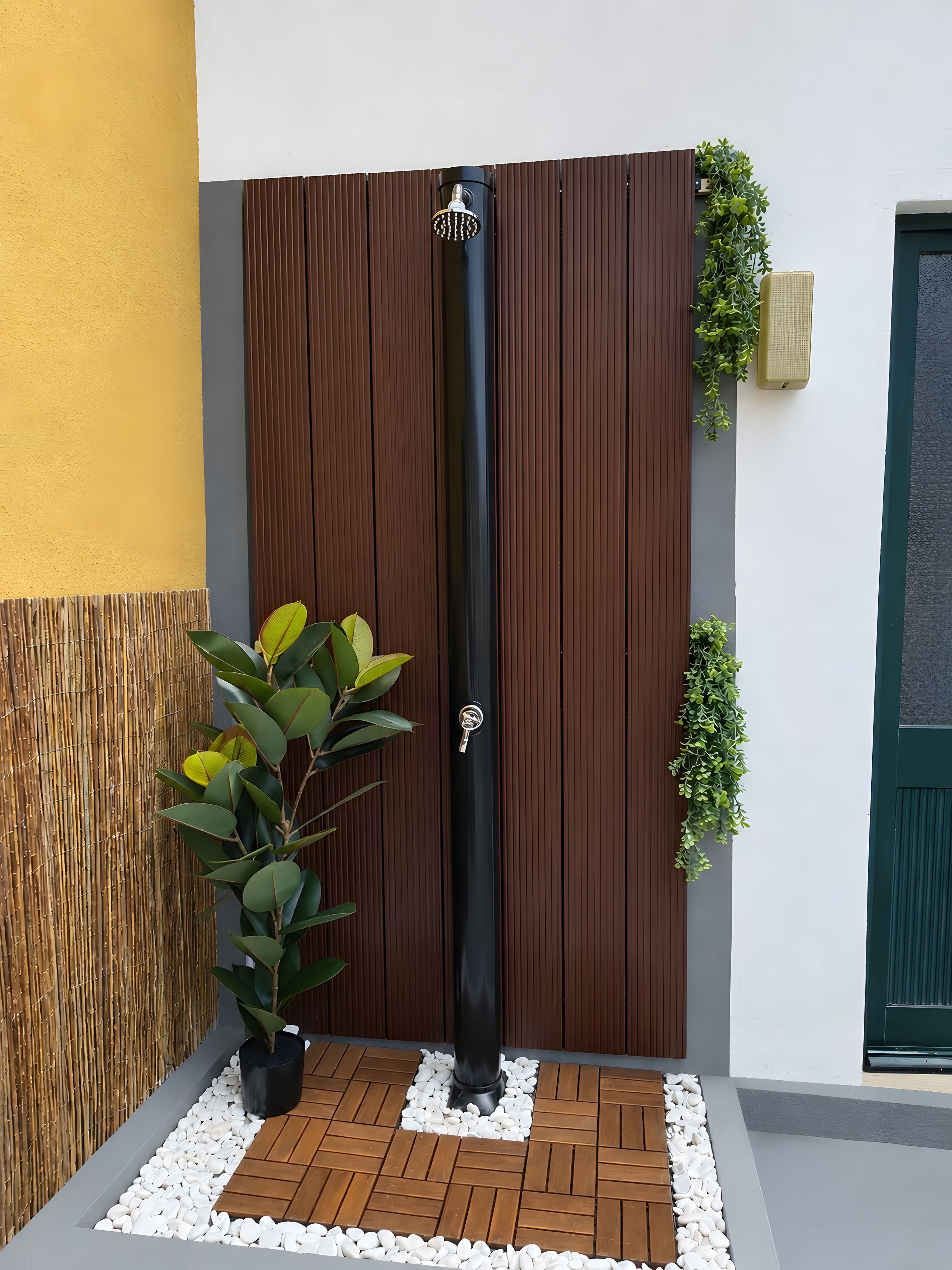 Ein moderner Eingangsbereich mit Holztür, einem Blumentopf und einer vertikalen Begrünung.