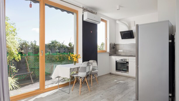 Eine moderne Küche mit Einbauofen und Kühlschrank.