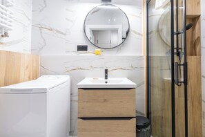 Dusche, Haartrockner, Handtücher, Seife