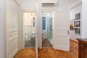 Douche, sĂšche-cheveux, bidet