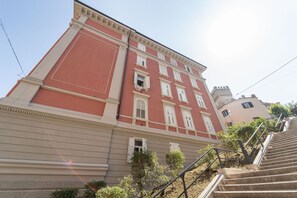 Exterior - GuestHost - Elegant apartment located on the third floor of a building without a lift.In 103 square meters of space, it accommodates 7 people, with three bedrooms and a living area with a kitchenette.Full bathroom and a service bathroom.Free parking on w (Trieste)