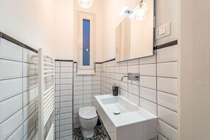 Shower, hair dryer, bidet - GuestHost - Elegant apartment located on the third floor of a building without a lift.In 103 square meters of space, it accommodates 7 people, with three bedrooms and a living area with a kitchenette.Full bathroom and a service bathroom.Free parking on w (Trieste)
