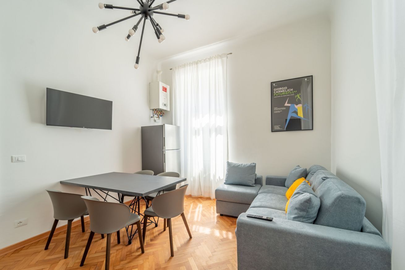 Guesthost - Elegant Apartment Located On The Third Floor Of A Building Without A Lift.in 103 Square Meters Of Space, It Accommodates 7 People, With Three Bedrooms And A Living Area With A Kitchenette.full Bathroom And A Service Bathroom.free Parking On W - Trieste