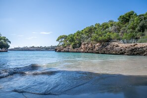 On the beach - Villa 'Estrelitzia' with Private Pool, Wi-Fi and Air Conditioning (Cala Serena)