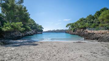 På stranden