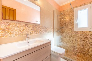 Shower, hair dryer, towels - Villa 'Estrelitzia' with Private Pool, Wi-Fi and Air Conditioning (Cala Serena)