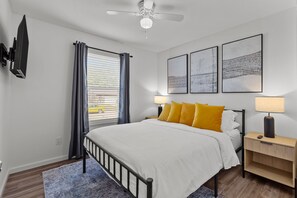 3 habitaciones, tabla de planchar con plancha y cuna de viaje 