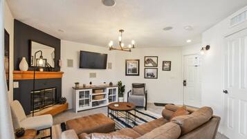 Smart TV, chimenea y libros
