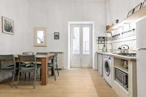 Kühlschrank, Mikrowelle, Herdplatte, Kochgeschirr/Geschirr/Besteck