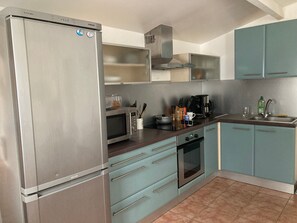 Frigorifero, microonde, forno, piano cottura