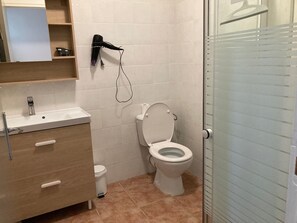 Shower, hair dryer - Holiday Home 'Les Matelots - 700m Plage' with Terrace, Garden and Wi-Fi (Saint-Georges-d'Oléron)