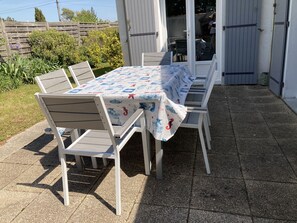 Outdoor dining - Holiday Home 'Les Matelots - 700m Plage' with Terrace, Garden and Wi-Fi (Saint-Georges-d'Oléron)