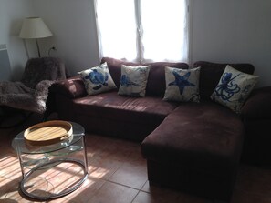 TV - Holiday Home 'Les Matelots - 700m Plage' with Terrace, Garden and Wi-Fi (Saint-Georges-d'Oléron)