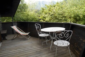 Outdoor dining - Chalet "Les Sonnailles" with Mountain View, Shared Garden & Wi-Fi (Mont-Dore)